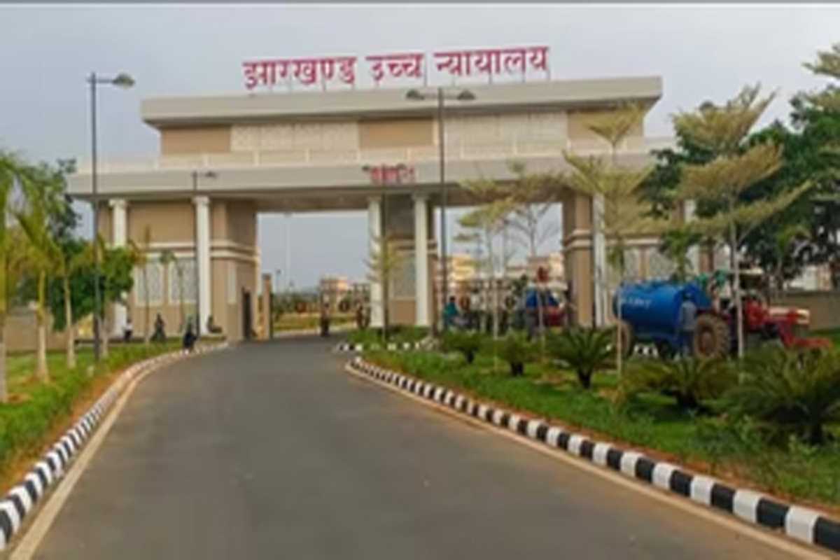 फुटपाथी दुकानदारों का पुनर्वास नहीं होने पर झारखंड हाईकोर्ट नाराज, डीसी को सशरीर हाजिर होने का निर्देश फुटपाथी दुकानदारों का पुनर्वास नहीं होने पर झारखंड हाईकोर्ट नाराज, डीसी को सशरीर हाजिर होने का निर्देश